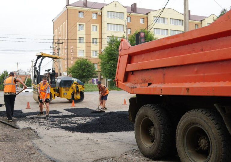 На дорогах в Бузулуке заделывают опасные ямы