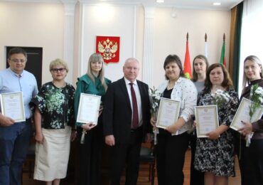 В администрации Бузулукского района отметили родителей отличников