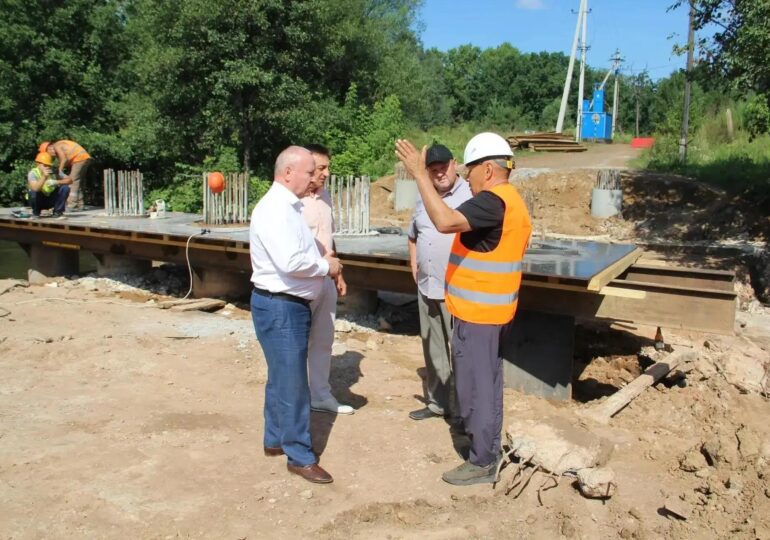 В поселке Паника идет капремонт моста через реку Боровку