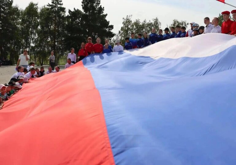 В День Государственного флага РФ на главной площади в Бузулуке развернут триколор