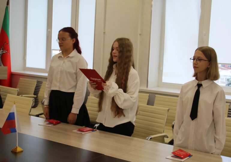 В Бузулукском районе шести подросткам торжественно вручили первые паспорта