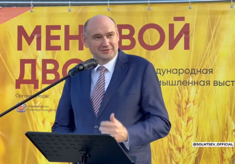 Солнцев на выставке «Меновой двор» вручил ключи от новой специализированной техники