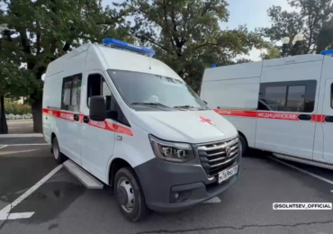 Евгений Солнцев вручил медикам ключи от новых машин скорой помощи
